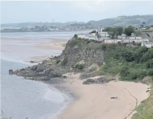  ?? Picture: George McLuskie. ?? People have reportedly been taking clams from the shore at Pettycur Bay near Kinghorn.