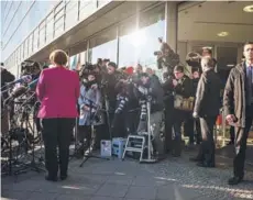 ??  ?? ► Angela Merkel habla con la prensa, ayer en Berlín.