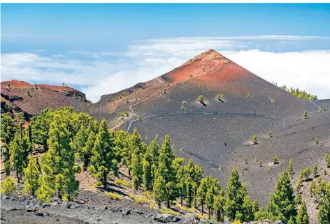  ?? FOTO: JUAN CARLOS CANTERO/IMAGO ?? Die Vulkangebi­rgskette Cumbre Vieja im Süden der Insel.