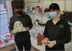  ?? ANDREW KULP — READING EAGLE ?? David Skipper, left, owner of Billy’s Homemade Candies in Temple, and head candy and chocolate maker Ally Latshaw with some of the store’s top holiday products.