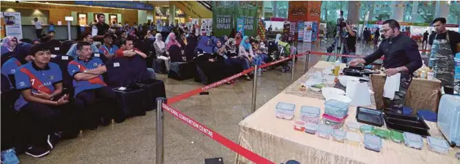  ?? [FOTO AHMAD IRHAM MOHD NOOR/BH] ?? Chef Adu Amran Hassan pada demo masakan di Fiesta Labur PNB Putrajaya 2017, PICC, semalam.