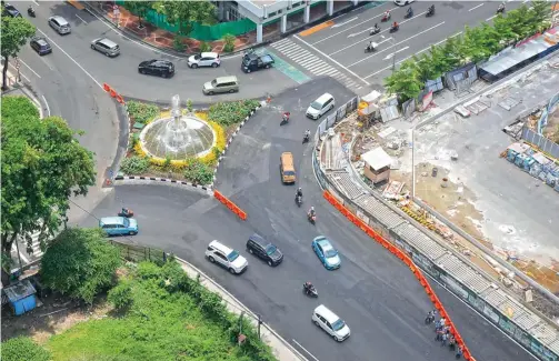  ??  ?? DUA RUAS JALAN YOS SUDARSO DIBUKA: Pengendara dari Jalan Gubernur Suryo bisa belok kiri menuju Balai Kota.