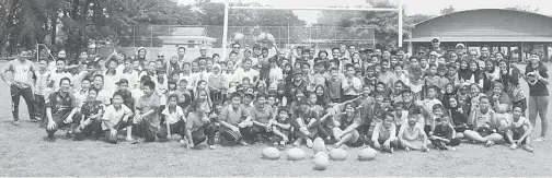  ??  ?? PARA peserta, tenaga pengajar ‘Get Into Rugby’ dan ibu bapa bergambar kenang-kenangan selepas tamat program.