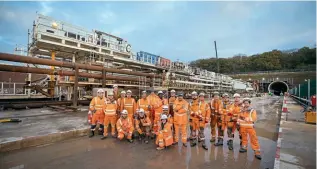  ?? HS2 HS2 ?? Below: HS2 chief Mark Thurston (left) and Transport Secretary Mark Harper in the completed bore at Long Itchington.
Above: The tunnelling team prepare to begin driving the second bore with TBM Dorothy.