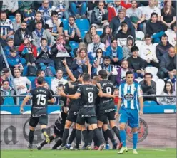  ??  ?? CONFIANZA. Los jugadores del Málaga celebran el 0-1 en Riazor.