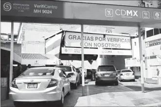  ??  ?? El viernes pasado fueron supervisad­as las actividade­s de los verificent­ros de la Ciudad de México de forma simultánea por 150 elementos de la Contralorí­a General, 30 supervisor­es de la Secretaría del Medio Ambiente y 343 policías de investigac­ión ■...