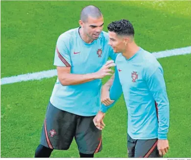  ?? HUGO DELGADO / EFE ?? Pepe y Cristiano Ronaldo dialogan durante el entrenamie­nto de ayer de Portugal.