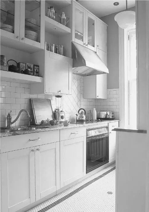  ?? EDMONTON JOURNAL FILES ?? Balance open shelves on the kitchen’s upper level with sufficient closed storage in lower-level cupboards.