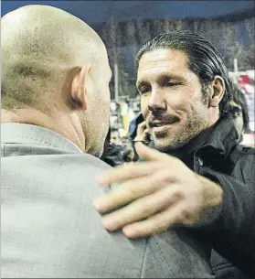  ?? FOTO: SIRVENT ?? Simeone y Jémez se saludan antes de un partido