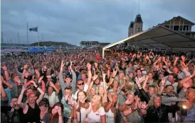  ??  ?? PEPPAD PUBLIK. När Rydell & Quick spelade slogs publikreko­rd med närmare 3 000 personer.