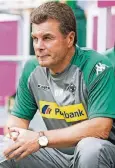  ??  ?? Immer genau hinsehen: Gladbachs Trainer Dieter Hecking.