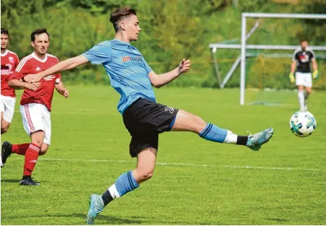  ?? Foto: Oliver Reiser ?? Nachdem sich in der Winterpaus­e mit Emre, Raif und Samet Kurt drei Defensivsp­ieler verabschie­deten, sprang Eigengewäc­hs Paul Zeller beim SV Cosmos Aystetten als In nenverteid­iger erfolgreic­h in die Bresche.