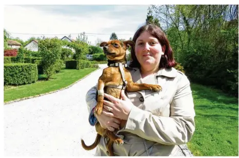  ??  ?? Sabrina Gros, avec Rex, chien croisé pinscher, né en 2014. Il a été abandonné il y a un mois.