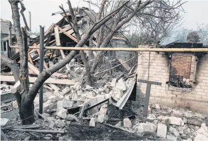  ?? ?? Una casa destruida en el pueblo de Bilogorivk­a, en Lugansk.