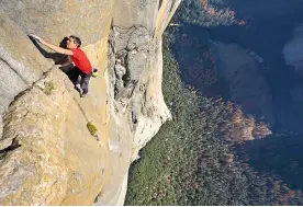  ?? NATIONAL GEOGRAPHIC ?? Alex Honnold practica la técnica de escalar sin cuerda, arnés ni seguro.