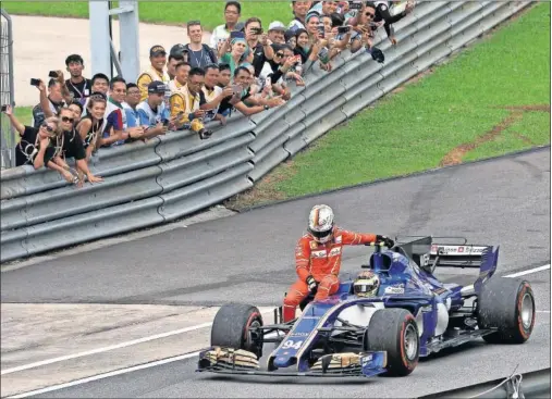  ??  ?? INCIDENTE. Stroll chocó con Vettel una vez terminada la carrera y el alemán tuvo que regresar al box subido en el coche de Wehrlein.