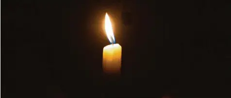  ?? Symbolfoto: Oliver Mehlis, dpa ?? Wenn der Strom für längere Zeit ausfällt, sollten im Haushalt genügend Kerzen vorrätig sein, um für Licht zu sorgen.