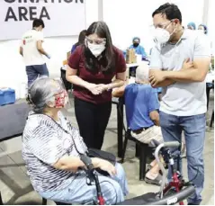  ?? ?? Las Piñas City’s Rep. Camille Villar and former Public Works secretary and Isolation czar Mark Villar visit The Tent at Global South, a mega vaccinatio­n facility and one of the largest COVID-19 vaccinatio­n sites in Metro Manila.