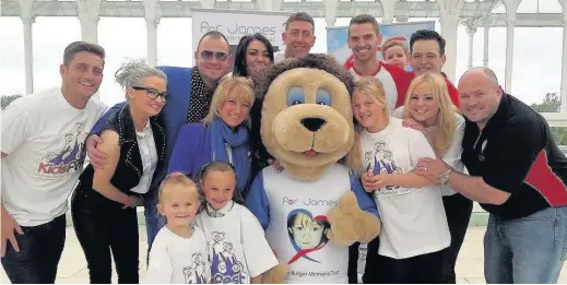  ??  ?? KidsFest organisers and contributo­rs with mascot and Denise Fergus, in blue