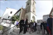  ??  ?? Très ému, le petit-fils Nicolas Pagnol (à gauche), devant l’église Saint-Dominique de la Treille.