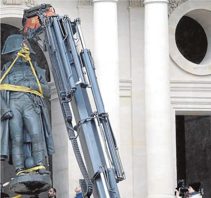  ?? REUTERS ?? Napoleón Bonaparte es tachado ahora de misógino y esclavista. En la imagen, su efigie en los Inválidos tras ser restaurada en 2015