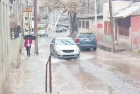  ?? ?? l Bien abrigada, por los vientos, frío y lluvias, lució ayer la gente transitand­o por las calles de Nogales.