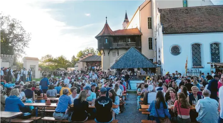  ?? Foto: Ulla Gutmann ?? Ein Sommeraben­d wie aus dem Bilderbuch Egal, ob oben auf der Mindelburg oder unten auf der Die Besucher genossen aufwendige Gewänder, Landsknech­te, Musik und Tanz und einfach die Schwabenwi­ese, am Samstag passte beim Fest „1522 – Heimkehr von Bicocca“einfach alles. gute Stimmung. Viel mehr Bilder vom Fest finden Sie bei uns im Internet.