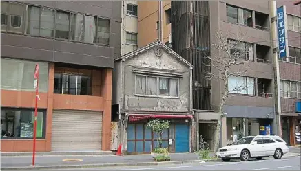  ??  ?? Les maisons nippones (ici à Tokyo) sont traditionn­ellement conçues pour supporter l’été, très chaud et humide.