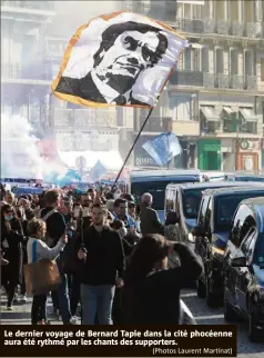  ?? (Photos Laurent Martinat) ?? Le dernier voyage de Bernard Tapie dans la cité phocéenne aura été rythmé par les chants des supporters.