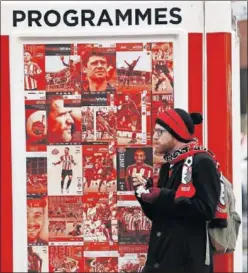  ??  ?? EVOCADOR. Un seguidor del Sunderland, ante el Stadium of Light.