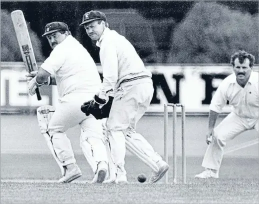  ?? Photo: NELSON MAIL ?? Run for it: The Taranaki Chapple Cup team of 1985 found out what others already knew, Jock Edwards was hard to get out on Trafalgar Park.