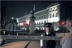  ?? LAUREN HURLEY/THE ASSOCIATED PRESS ?? A police cordon is seen outside Buckingham Palace where a man has been arrested after two police officers were hurt.