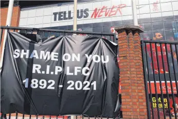  ?? FOTO: PETER BYRNE/IMAGO IMAGES ?? Liverpoole­r Fans protestier­en am Stadion ihres Vereins gegen die Super-League-Pläne.