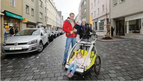  ?? Fotos: Michael Hochgemuth ?? André und Juliana Camargo mit ihren Kindern Tito und Lilly finden die Bäckergass­e gut gelungen. Vor allem den glatten Straßenbel­ag loben die Eltern – endlich können sie ihre Kinder „rüttelfrei“schieben.