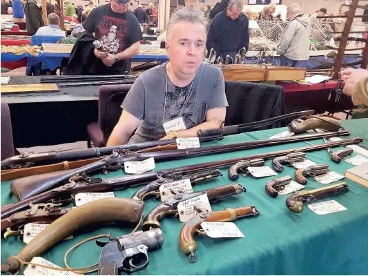  ??  ?? François Quesnel avec une partie de la collection lors de l’exposition de l’Associatio­n des collection­neurs d’armes du Bas-Canada.