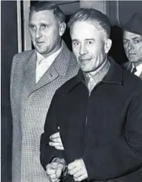  ??  ?? Ed Gein in manette subito dopo aver
confessato due omicidi. A sinistra
un ufficiale di polizia nella cucina
della fattoria dell’assassino, dove furono trovati resti di corpi umani