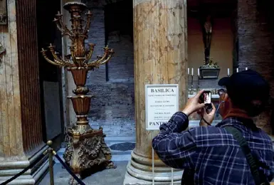  ?? (foto Proto) ?? Sfregiato Un turista riprende uno dei candelabri presi di mira dalla romena poi arrestata dai carabinier­i