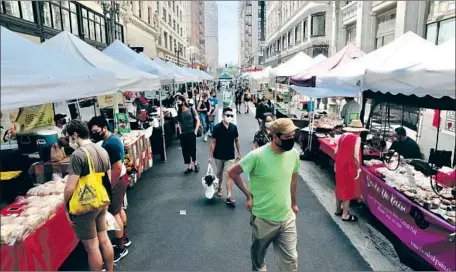  ?? Robert Gauthier Los Angeles Times ?? L.A., Texas, Florida and Arizona are coronaviru­s hotspots, a former FDA head said. Above, a farmer’s market in downtown L.A. Sunday.