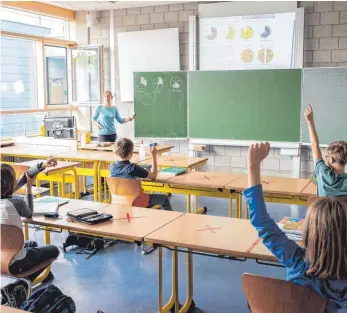  ?? FOTO: PHILIPP VON DITFURTH/DPA ?? Kinder an weiterführ­enden Schulen dürfen ab Montag wieder in den Präsenzunt­erricht.