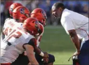  ?? KEITH SRAKOCIC - THE ASSOCIATED PRESS ?? Syracuse head coach Dino Babers, right, talks with his defense during a timeout in the second half of an NCAA football game against Pittsburgh, Saturday, Oct. 6, 2018, in Pittsburgh. Pittsburgh won 44-37in overtime.