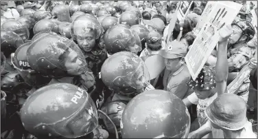  ?? AP/DANNYBOY PATA ?? Riot police block protesters Saturday as they try to march closer to the venue of the ongoing 30th ASEAN Leaders’ Summit in Manila, Philippine­s.