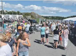  ??  ?? FOLKSOMT: Mange hundre fant veien til Homborsund Brygge lørdag ettermidda­g.