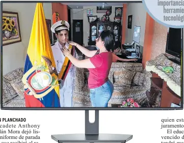  ??  ?? Lourdes Mora ayuda a su hijo Anthony Santillán, quien hoy será proclamado como abanderado de la Academia Naval Guayaquil.
