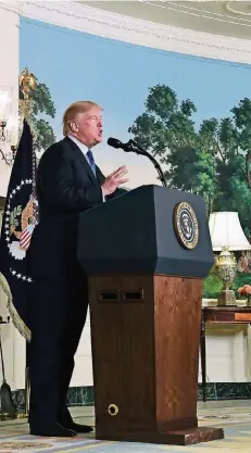  ?? FOTO: AP ?? Donald Trump während seiner Ansprache im „Diplomatic Room“des Weißen Hauses. Die Panorama-Tapete ließ Jackie Kennedy 1961 anbringen.