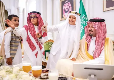  ?? Photo/X: @imarat_almadina ?? Madinah Gov. Prince Salman bin Sultan launches the ‘Kulluna Ahel’ initiative at an iftar event attended by several orphaned children.