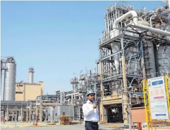  ?? FOTO: DPA ?? Petrochemi­scher Komplex Mahshahr in der Provinz Khuzestan im Südwesten des Iran: Nach dem Inkrafttre­ten des im Sommer 2015 geschlosse­nen Atomabkomm­ens öffnete sich ein jahrelang abgeschott­eter Markt mit 80 Millionen Menschen.