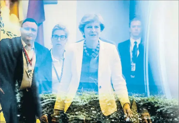  ?? AURORE BELOT / AFP ?? La primera ministra del Reino Unido, Theresa May, vista a través de un cristal, abandona la cumbre europea después de dos días de reuniones