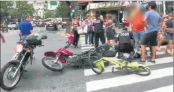  ?? CAPTURA DE TV ?? DETENCION. El ciclista alcanzó al ladrón en Córdoba y Pueyrredón.