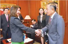  ?? PHOTO COURTESY: OFFICE OF CEBU REP. GWENDOLYN GARCIA ?? Former House Speaker Jose de Venecia, Jr., the co-chairman of Internatio­nal Associatio­n of Parliament­arians for Peace Internatio­nal, shakes the hand of Cebu Third District Representa­tive Gwendolyn Garcia after announcing the latter's election as first...