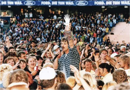  ??  ?? „Einfach geil“-Tournee 1999: Wolfgang Petry im Müngersdor­fer Stadion in Köln.